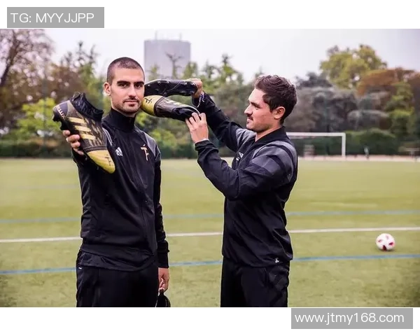 戴手套的足球巨星场上风采与传奇故事全景揭秘